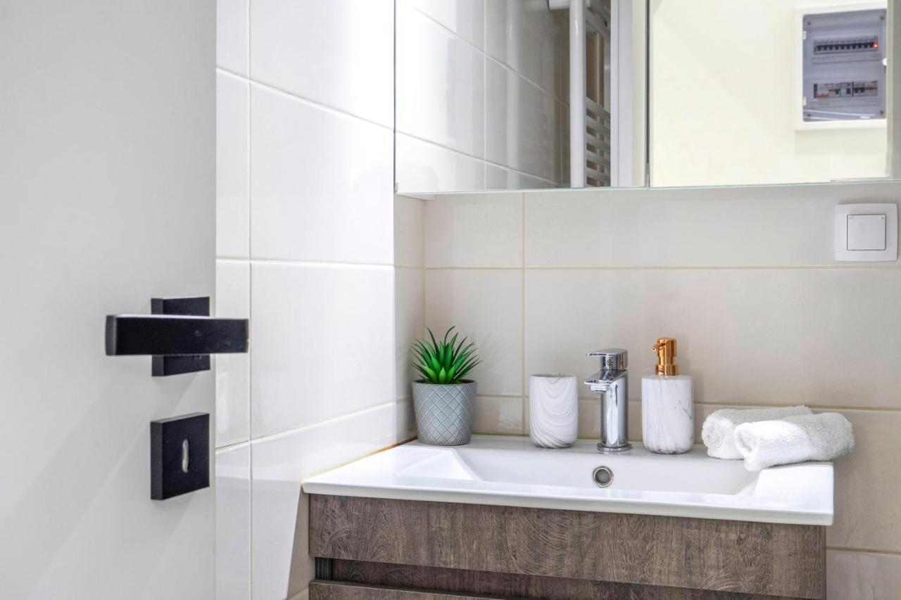 Central 2Br Apartment In The Heart Of Атина Екстериор снимка